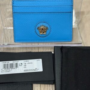 New In Box Versace La Medusa Card Holder Blue Pebbled Calf Skin Leather $275
